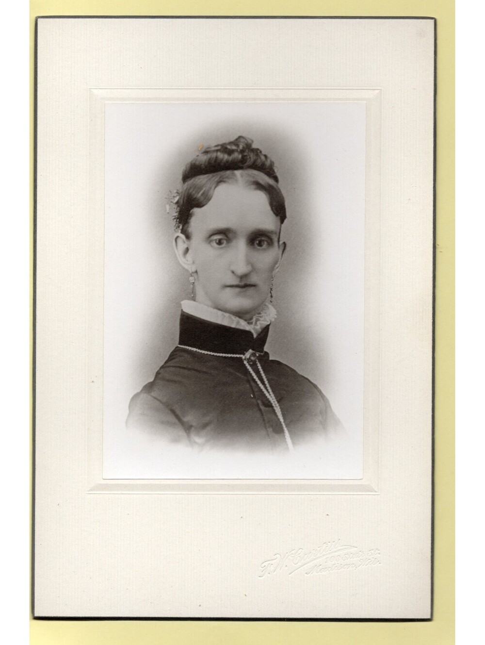Portrait Photo of Woman 19th Century Madison Wisconsin Cabinet Photo 9 x 6"
